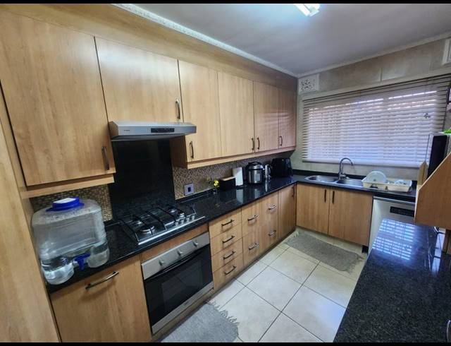 2 BEDROOM TOWNHOUSE FOR SALE IN SOUTH CREST